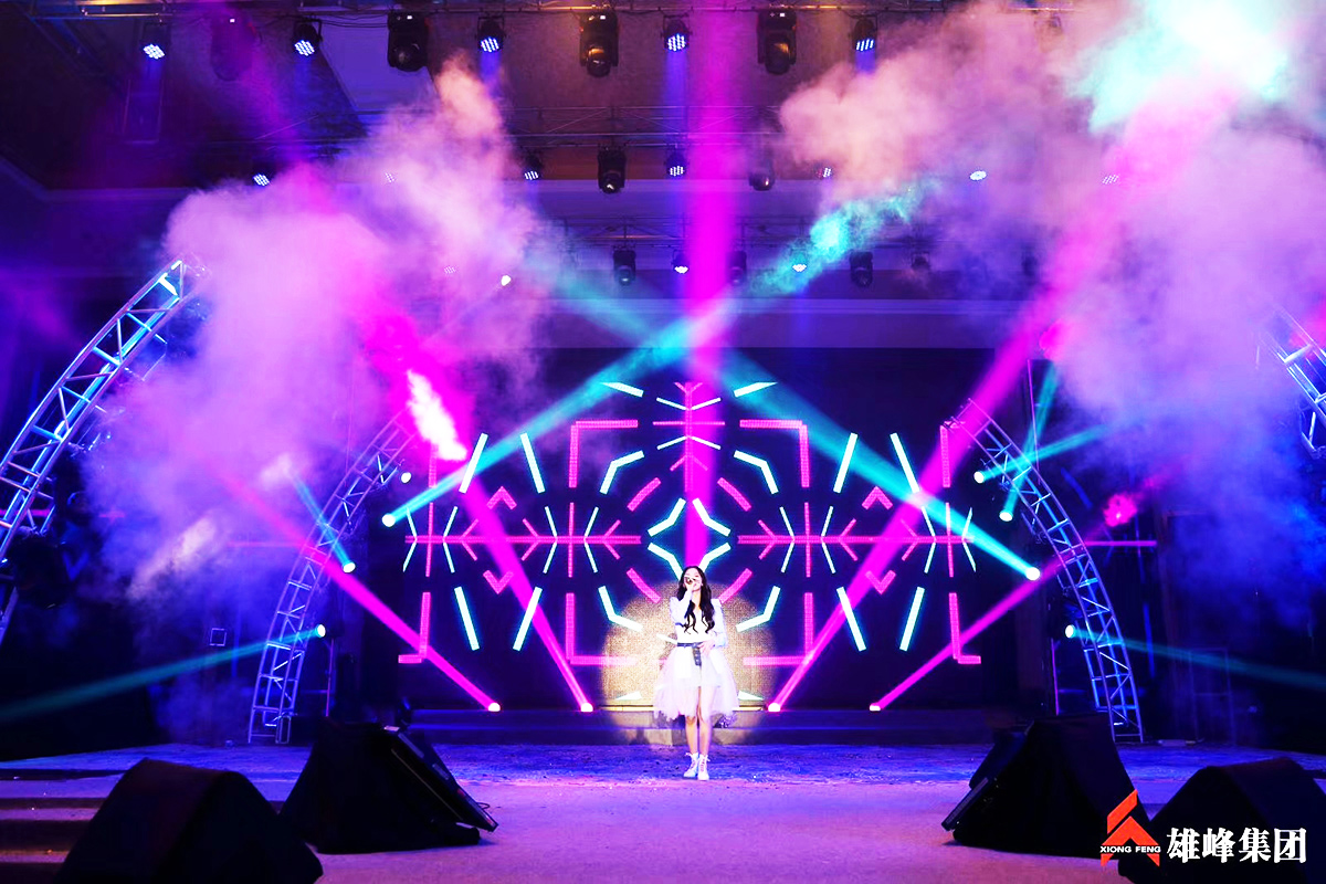 迎新春聯(lián)歡晚會(huì)案例賞析1